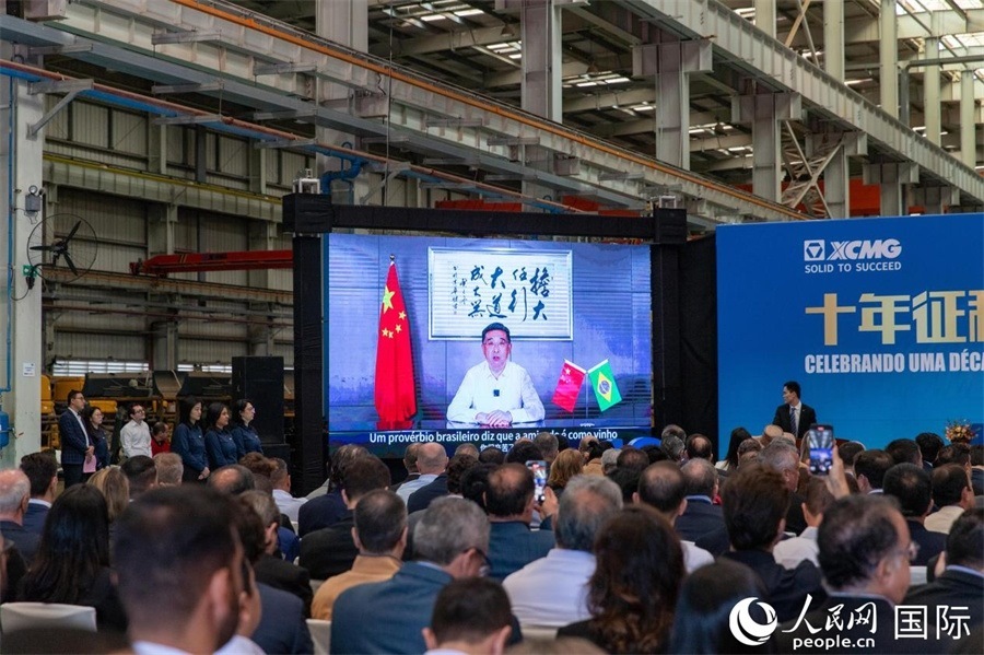 徐工集團、徐工機械董事長楊東升在視頻致辭中表示，徐工作為中國工程機械的排頭兵，堅定不移實施國際化主戰(zhàn)略，投資運營的徐工巴西制造基地成為見證中巴友誼的標桿示范。 人民日報社拉美中心分社 威廉·科埃略·維亞納攝
