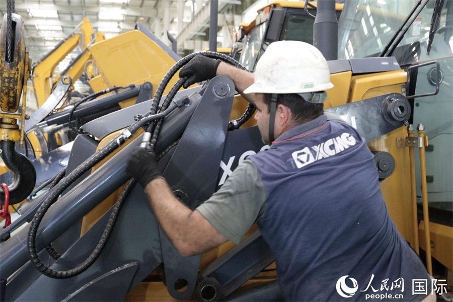 一名徐工巴西制造基地的當?shù)貑T工正在進行設(shè)備安裝和調(diào)試。 人民日報社拉美中心分社 威廉·科埃略·維亞納攝