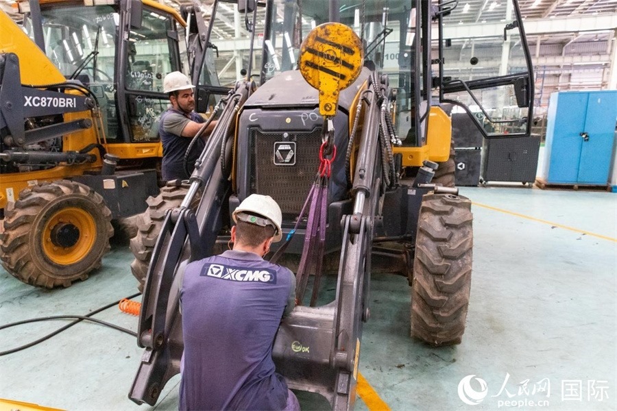 兩名徐工巴西制造基地的當?shù)貑T工正在進行設(shè)備安裝和調(diào)試。 人民日報社拉美中心分社 威廉·科埃略·維亞納攝