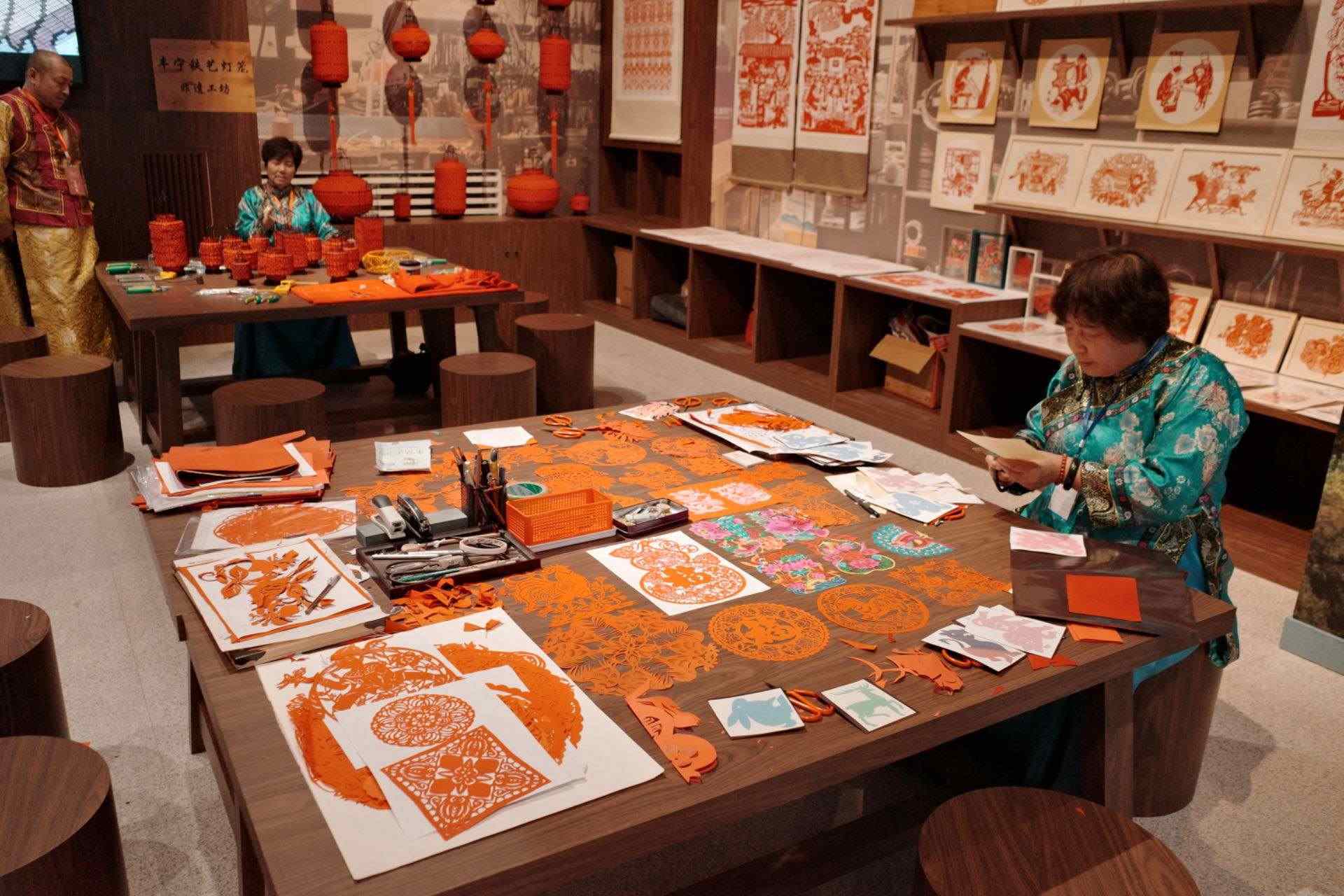 “氣象萬千——中國非遺保護實踐主題展”上，非遺傳承人現(xiàn)場展示。人民網(wǎng)記者 劉微攝