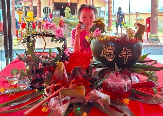 小朋友展示學(xué)裹粽子的成品照。組委會(huì)供圖