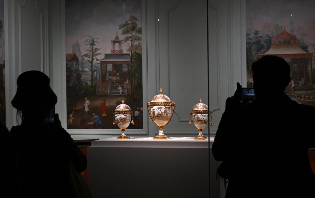 4月1日，觀眾在北京故宮參觀“紫禁城與凡爾賽宮——17、18世紀的中法交往”展覽。新華社記者金良快攝