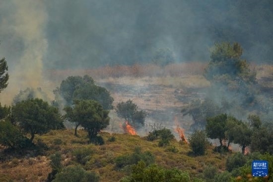6月12日，以色列北部加利利地區(qū)遭受火箭彈襲擊后冒出滾滾濃煙。新華社發(fā)（阿亞爾·馬戈林?jǐn)z/基尼圖片社）