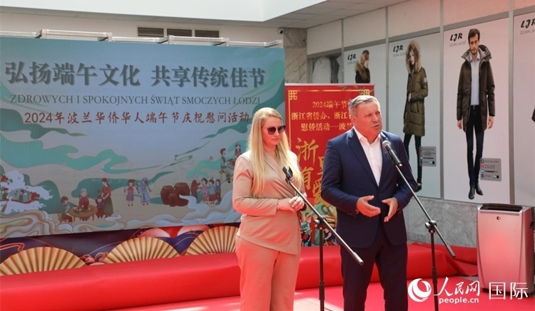 皮耶霍欽斯基（右）在活動(dòng)上致辭。人民網(wǎng)記者 李增偉攝