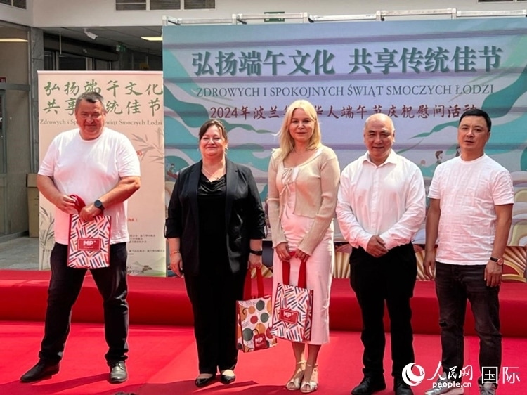 向波蘭友人發(fā)放端午節(jié)慰問(wèn)品。人民網(wǎng)記者 李增偉攝