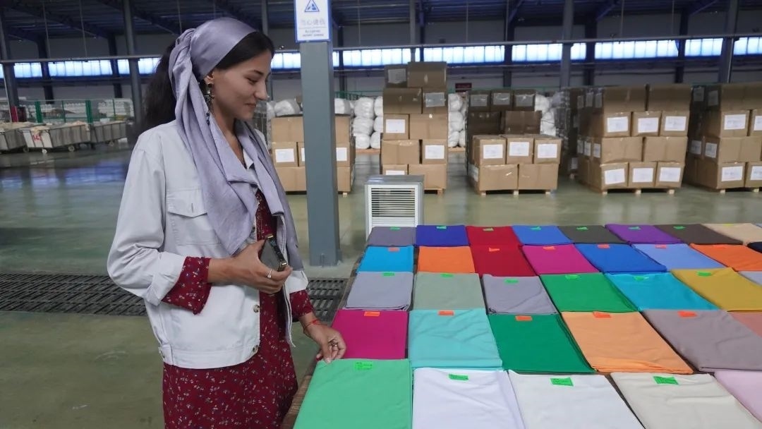 當?shù)毓と苏跈z驗成品。曲頌攝