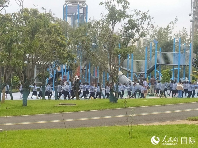 當(dāng)?shù)貎和诠珗@做游戲。人民網(wǎng)記者 黃培昭攝