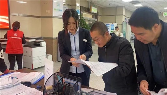 成都市溫江區(qū)市場(chǎng)監(jiān)管局為群眾提供“個(gè)轉(zhuǎn)企”登記幫辦服務(wù)。成都市市場(chǎng)監(jiān)管局供圖