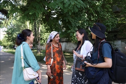 人民日報記者和塔方記者在進行交流。顏歡攝