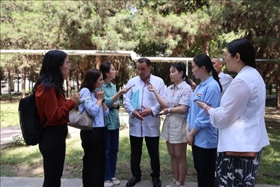 聯(lián)合采訪團隊在采訪塔吉克斯坦中央眼科醫(yī)院副院長馬爾索羅夫·薩爾杜洛。胡澤曦攝