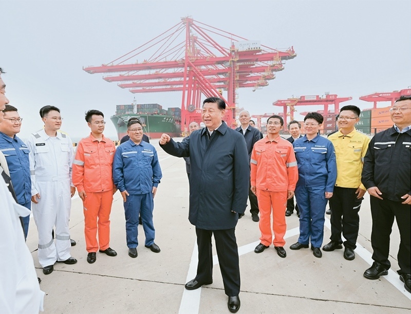 2024年5月22日至24日，中共中央總書記、國家主席、中央軍委主席習(xí)近平在山東考察。這是22日下午，習(xí)近平在日照港親切慰問港口科技工作者、運營人員、航運人員。 新華社記者 謝環(huán)馳/攝