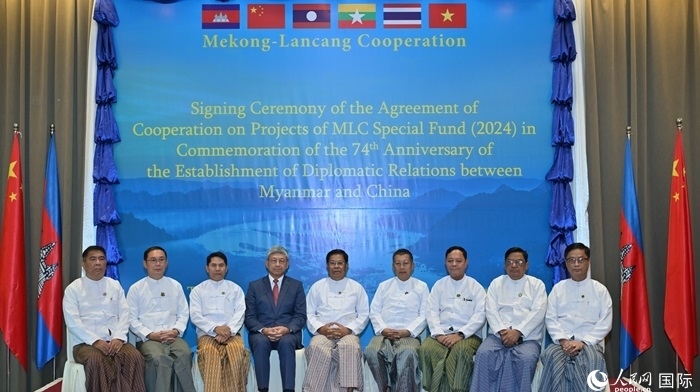 中國駐緬甸大使陳海（左四）與緬方執(zhí)行部委部長合影。人民網(wǎng)記者 謝佳君攝