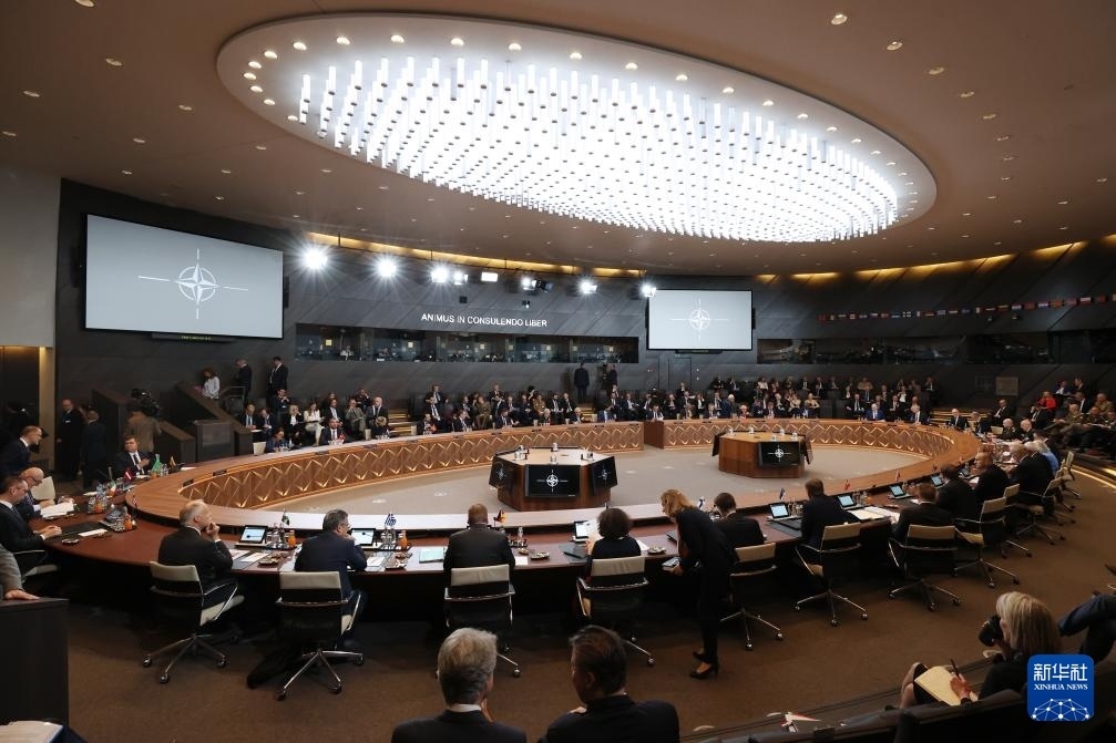這是6月14日在比利時布魯塞爾北約總部拍攝的北約防長會現場。新華社記者 趙丁喆 攝