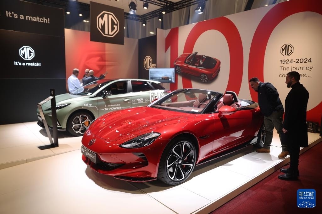 2024年1月17日，人們在比利時布魯塞爾舉辦的2024布魯塞爾汽車展上參觀上汽名爵電動汽車。新華社記者 趙丁喆 攝