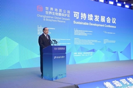  6月15日，聯(lián)合國(guó)教科文組織東亞地區(qū)辦事處主任夏澤翰在“長(zhǎng)白山·世界地質(zhì)公園、世界生物圈保護(hù)區(qū)可持續(xù)發(fā)展會(huì)議”上做主旨演講。新華社發(fā)