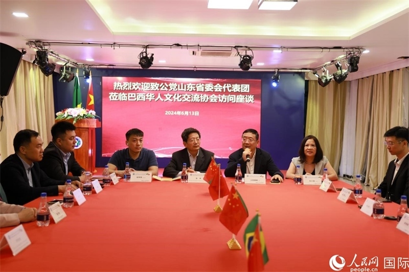 巴西華人文化交流協(xié)會主席上官劍鋒在座談會上致辭。人民網(wǎng)記者 宋亦然攝