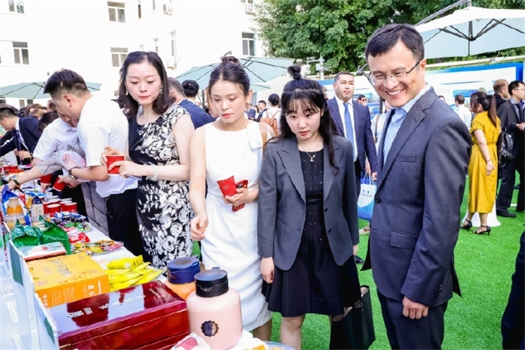 與會(huì)嘉賓參觀品鑒上合組織農(nóng)業(yè)基地特產(chǎn)。主辦方供圖