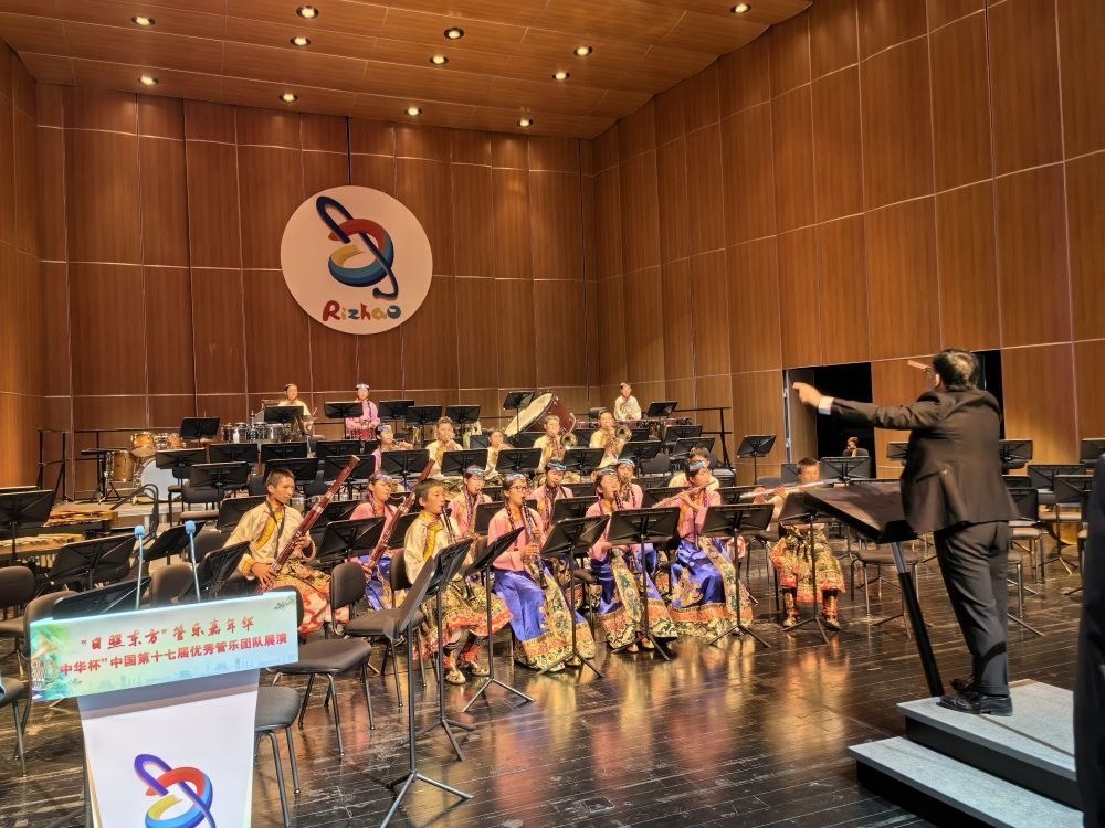 5月4日，來自果洛西寧民族中學(xué)的果洛州青少年管樂團(tuán)在山東省日照市演出。