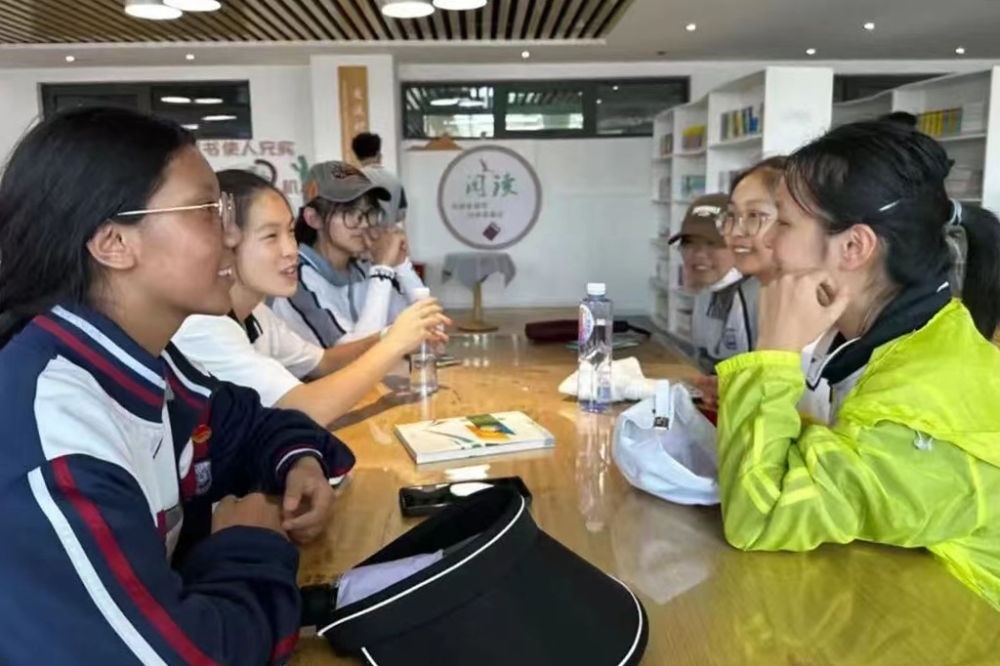 2023年7月10日，在果洛西寧民族中學(xué)，上海市大同中學(xué)學(xué)生（右）與果洛西寧民族中學(xué)學(xué)生交流。新華社發(fā)（果洛州教育局供圖）