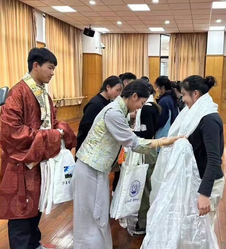 2024年1月18日，在上海市大同中學(xué)，果洛西寧民族中學(xué)學(xué)生給上海大同中學(xué)師生獻(xiàn)哈達(dá)。新華社發(fā)（果洛州教育局供圖）