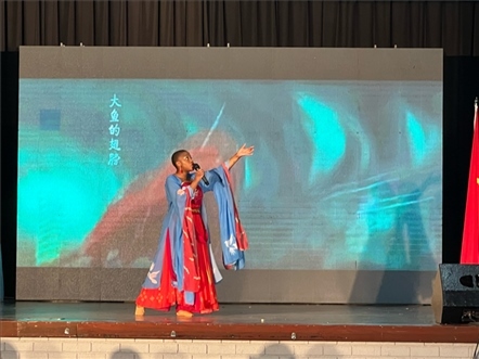 一等獎(jiǎng)獲得者彩翼進(jìn)行才藝表。（圖片來源：孔子課堂）