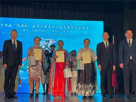 李旭東教育參贊（左一）與赴華參賽選手等合影留念。（圖片來源：孔子課堂）