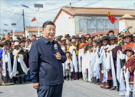2021年6月7日至9日，習近平總書記在青?？疾?。這是8日下午，習近平在海北藏族自治州剛察縣沙柳河鎮(zhèn)果洛藏貢麻村考察時，同村民們親切交流。新華社記者 謝環(huán)馳 攝