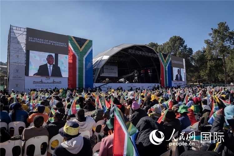 南非民眾觀看拉馬福薩總統(tǒng)就職演說(shuō)。 人民日?qǐng)?bào)非洲中心分社 希拉茲·莫林?jǐn)z