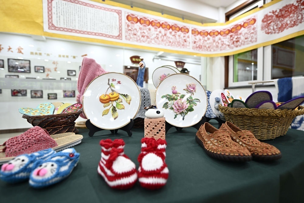 長(zhǎng)城花園社區(qū)居民制作的手工藝品（6月19日攝）。