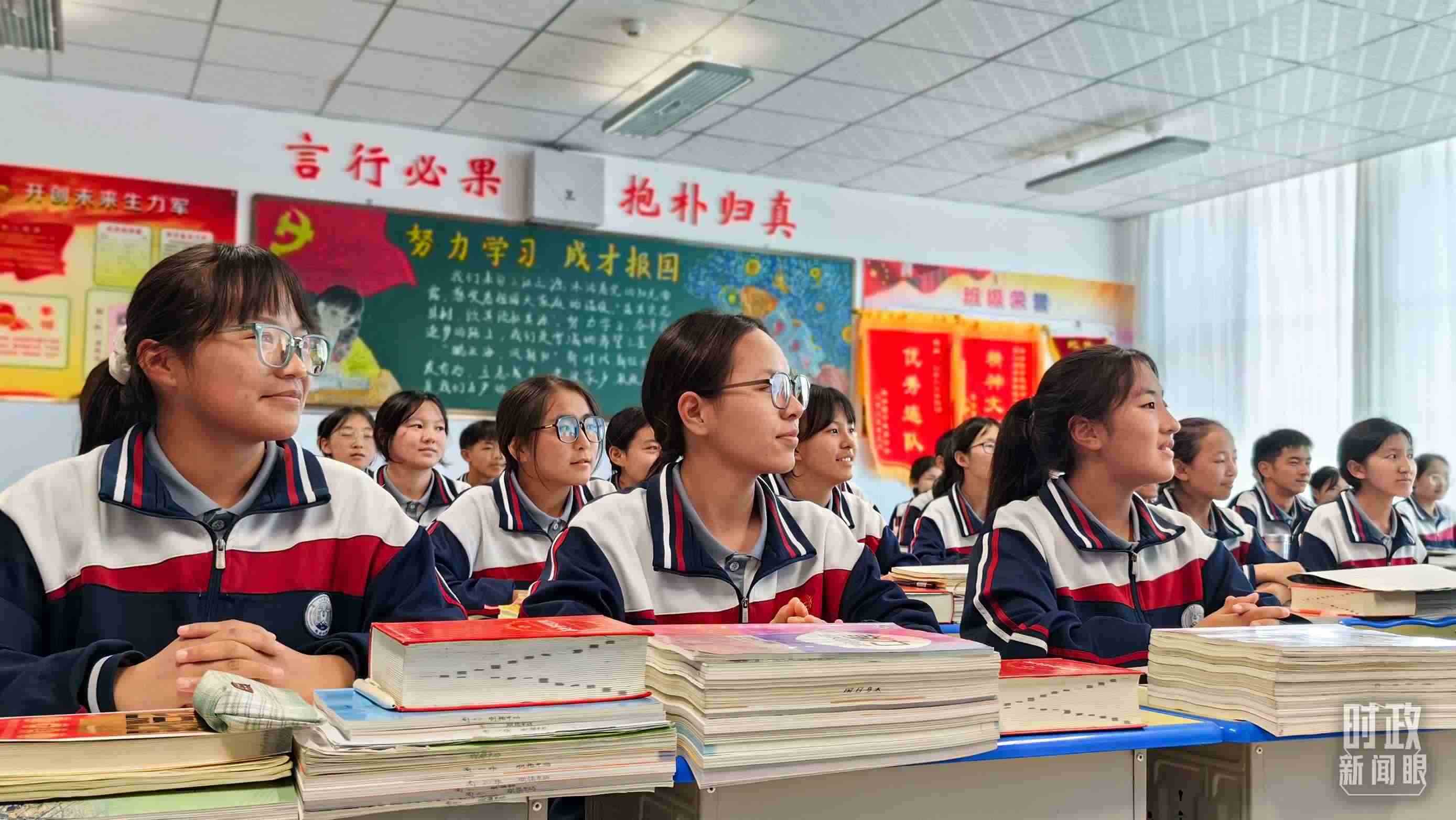 △果洛西寧民族中學高一（1）班的“新時代、新家鄉(xiāng)”主題思政課。（總臺央視記者段德文拍攝）