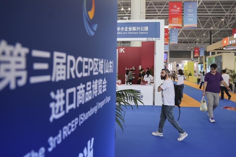 2023年8月18日，人們?cè)诘谌龑肦CEP區(qū)域（山東）進(jìn)口商品博覽會(huì)上參觀。新華社發(fā)（許傳寶 攝）