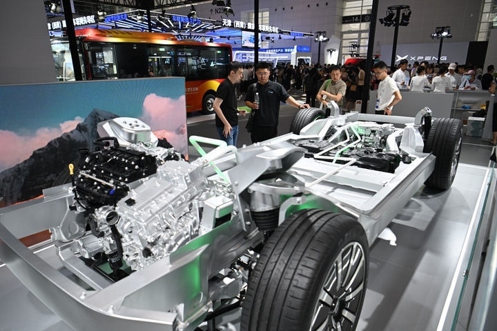 這是在博覽會(huì)現(xiàn)場拍攝的一款智能網(wǎng)聯(lián)汽車平臺(tái)架構(gòu)（6月20日攝）。新華社記者 孫凡越 攝