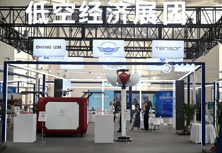 6月20日，參觀者在博覽會(huì)低空經(jīng)濟(jì)展團(tuán)參觀。新華社記者 趙子碩 攝