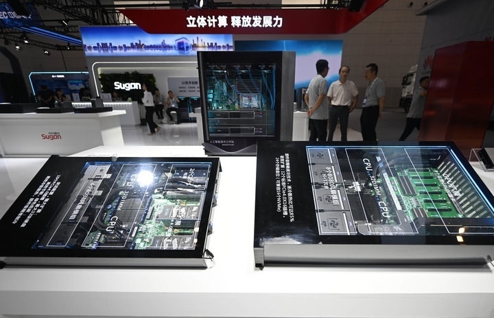 這是6月20日在博覽會(huì)上拍攝的中科曙光展區(qū)的一臺(tái)人工智能服務(wù)器。新華社記者 趙子碩 攝