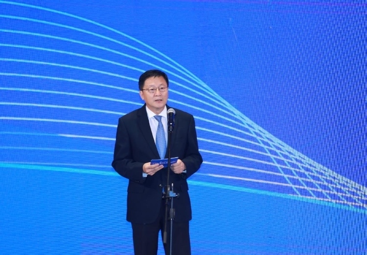 中國網(wǎng)總編輯王曉輝主持論壇。中國外文局供圖