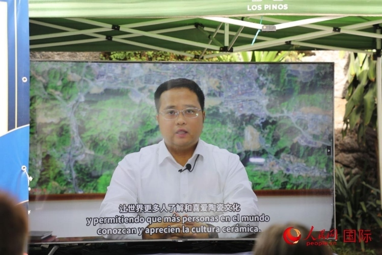 德化縣人民政府縣長方俊欽視頻致辭。人民網(wǎng) 埃內(nèi)斯托·多明戈斯攝