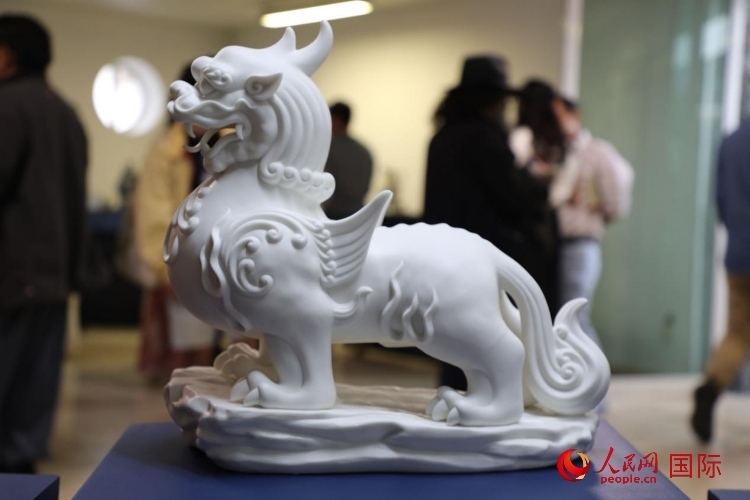 展覽現(xiàn)場的德化白瓷。人民網(wǎng) 埃內(nèi)斯托·多明戈斯攝