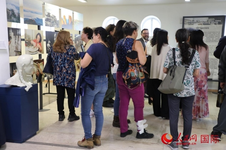 在展覽現(xiàn)場，觀眾們駐足欣賞德化白瓷和墨西哥彩瓷。人民網(wǎng) 埃內(nèi)斯托·多明戈斯攝
