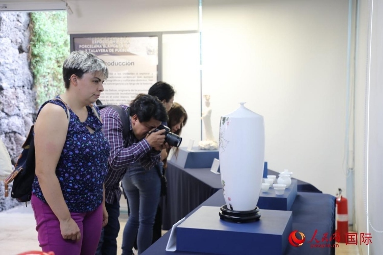 在展覽現(xiàn)場，觀眾們駐足欣賞德化白瓷和墨西哥彩瓷。人民網(wǎng) 埃內(nèi)斯托·多明戈斯攝