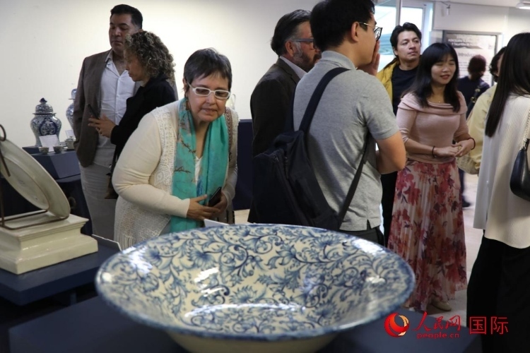 在展覽現(xiàn)場，觀眾們駐足欣賞德化白瓷和墨西哥彩瓷。人民網(wǎng) 埃內(nèi)斯托·多明戈斯攝