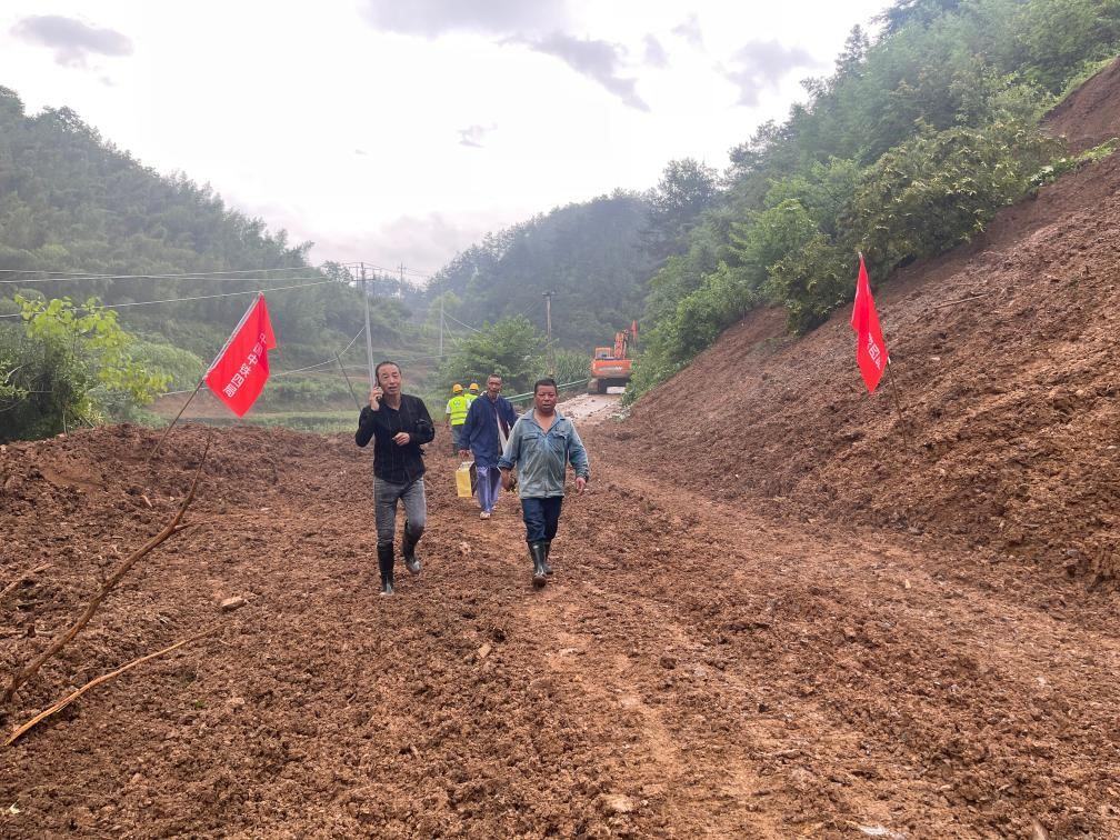 6月22日，木石里008縣道最后一個(gè)塌方點(diǎn)搶通。（受訪者供圖）