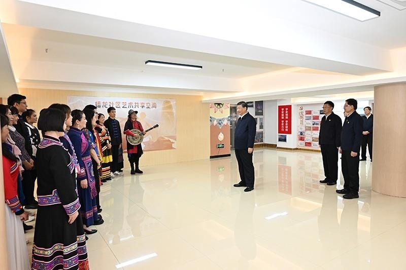 2023年12月14日，習(xí)近平總書記在廣西南寧市良慶區(qū)蟠龍社區(qū)黨群服務(wù)中心文體活動室同社區(qū)居民親切交流。