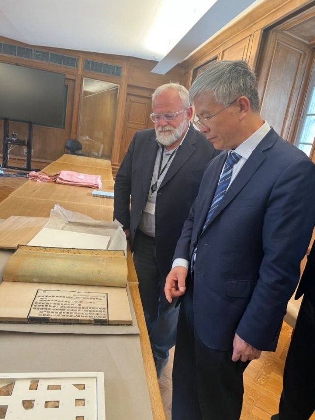 山東大學校長李術才率團訪問法國國家圖書館。山東大學供圖