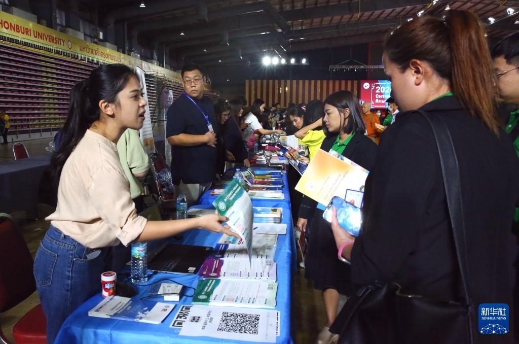 6月22日，在泰國曼谷吞武里大學(xué)舉辦的中國高等教育展上，學(xué)生在中國高校展臺前了解信息。新華社記者 孫瑋彤 攝