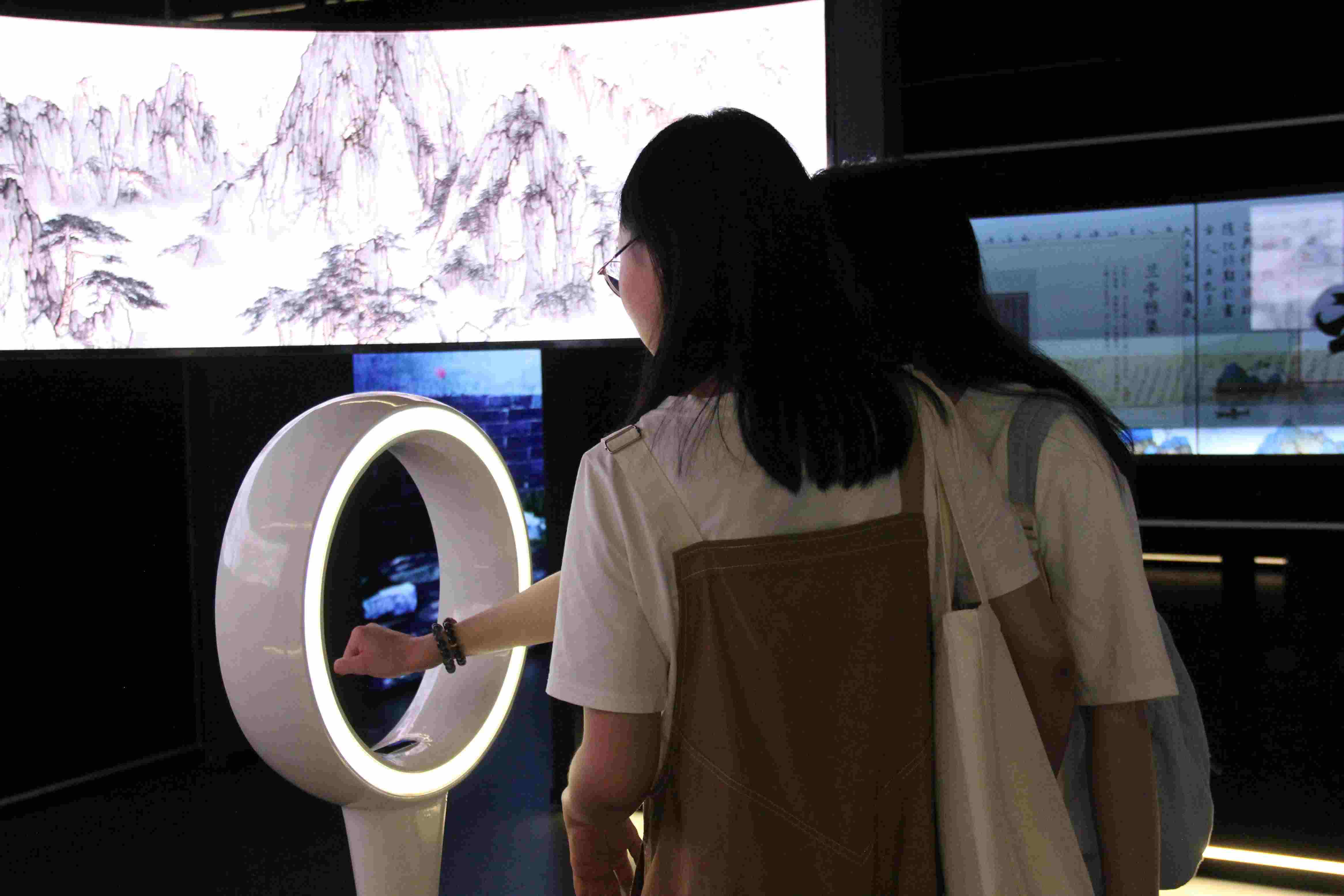 游客在“元啟金陵”南京數(shù)字文化客廳參觀并參與互動。受訪者供圖