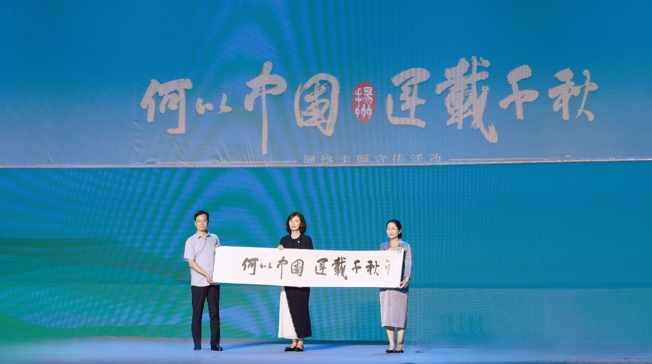 隋唐大運(yùn)河文化博物館館長(zhǎng)曹岳森（左）、揚(yáng)州中國(guó)大運(yùn)河博物館館長(zhǎng)鄭晶（中）、浙東運(yùn)河博物館負(fù)責(zé)人張慧（右）共同展卷。