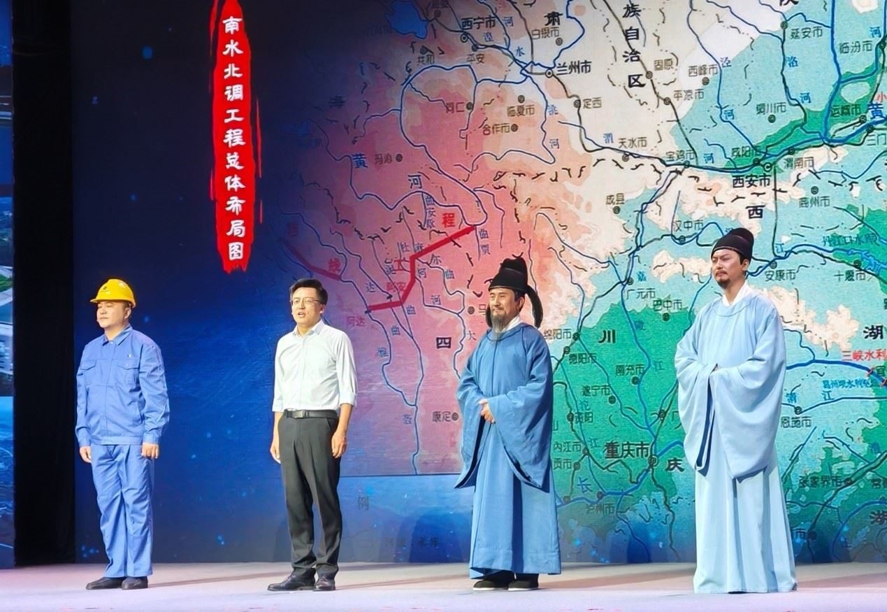 演員張志堅(jiān)（右二）、演員侯京健（右一）、北京郭守敬紀(jì)念館執(zhí)行館長(zhǎng)張鵬（左二）和江蘇省江都水利工程管理處第二抽水站管理所副所長(zhǎng)郭凱（左一）同臺(tái)演繹。