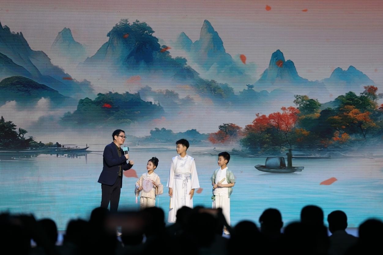 南京師范大學(xué)教授酈波（左一）與2024中國(guó)詩(shī)詞大會(huì)選手張可兒（左二）、姜敬曦（右二），揚(yáng)州市邗江區(qū)實(shí)驗(yàn)學(xué)校蔣王小學(xué)學(xué)生陸俊屹（右一）趣談大運(yùn)河詩(shī)詞文化。