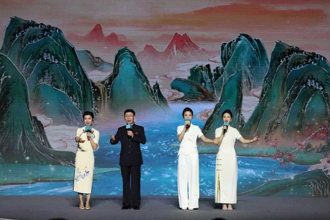 國(guó)家一級(jí)演員、京劇表演藝術(shù)家王平（左二），國(guó)家一級(jí)演員、南京藝術(shù)學(xué)院教授單雯（左一），浙江小百花越劇團(tuán)青年演員陳麗君（右二）、何青青（右一）同臺(tái)唱響千年運(yùn)河情。