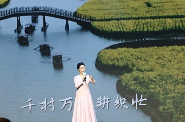 歌唱家、中國(guó)音樂(lè)學(xué)院教授雷佳現(xiàn)場(chǎng)演唱。